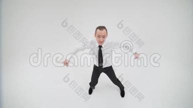 一个商人跳舞、散场舞和看镜头的俯视图。 办公室职员跳舞跳跳舞